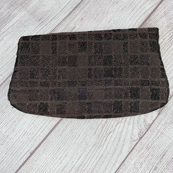 Vintage fold over clutch w/metal clasp closure & satin lining - Picture 5 of 8